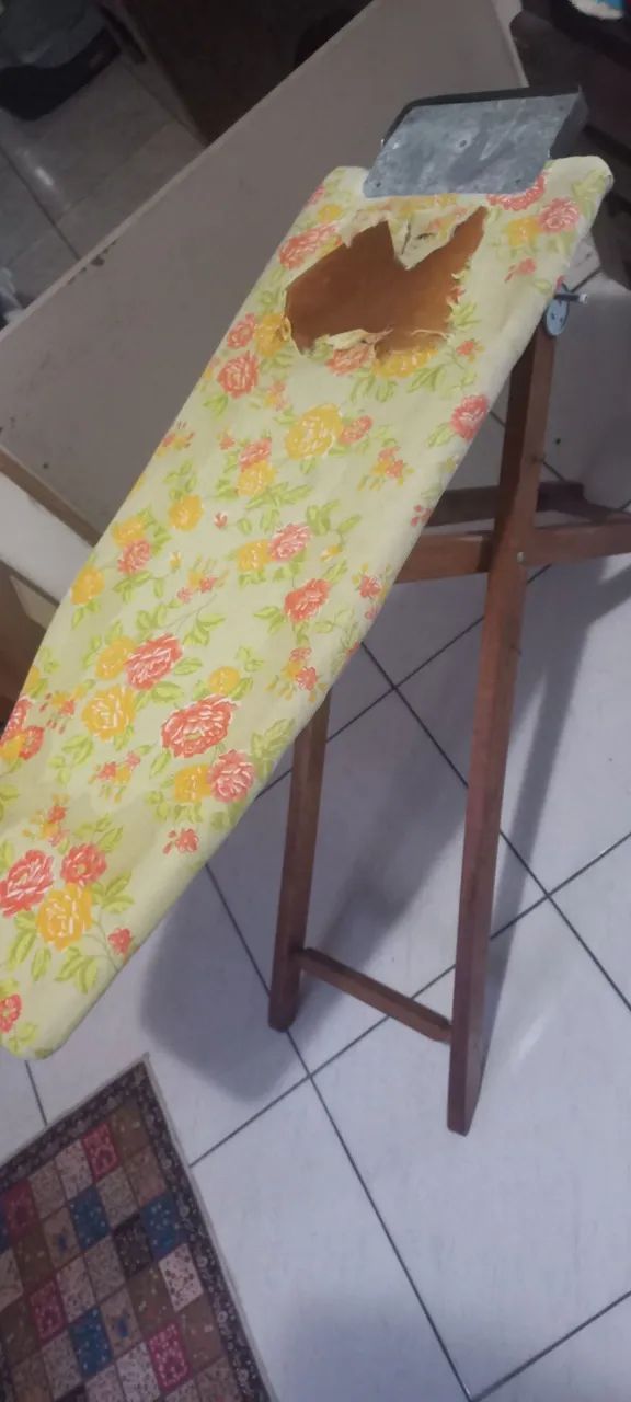 Tábua de Passar Antiga em Madeira Maciça Artesanal com marcas de uso no forro, com capa - Foto 5