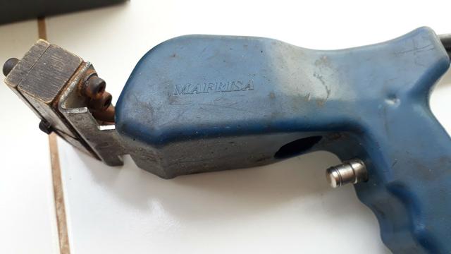 Maquina frisadora e riscadora de pneus