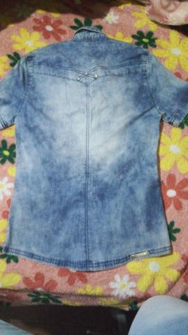 Estou vendendo essa camiseta jeans e esse shorts