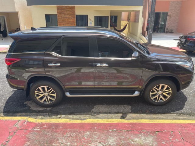 TOYOTA HILUX SW4 7 LUGARES