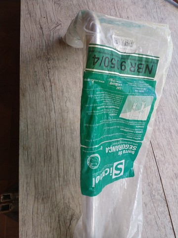 Vendo Barra de segurança p Lavatório em L Sem Uso - Foto 3