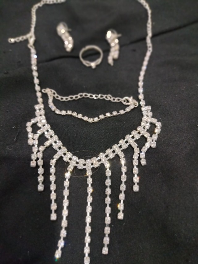 Conjunto colar anel brincos e pulseira 