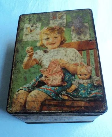 Antiga e Rara Caixa de Costura Original Lata de Biscoitos Aymoré anos 50