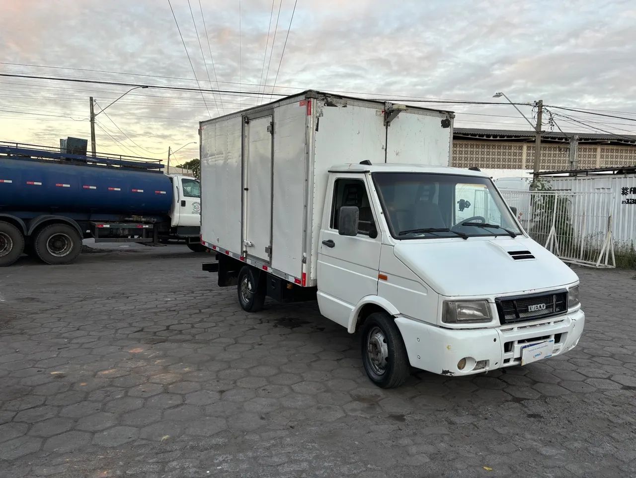 Iveco Daily 3513 ano 2005/2006 no bau rodagem simples categoria B - Foto 3