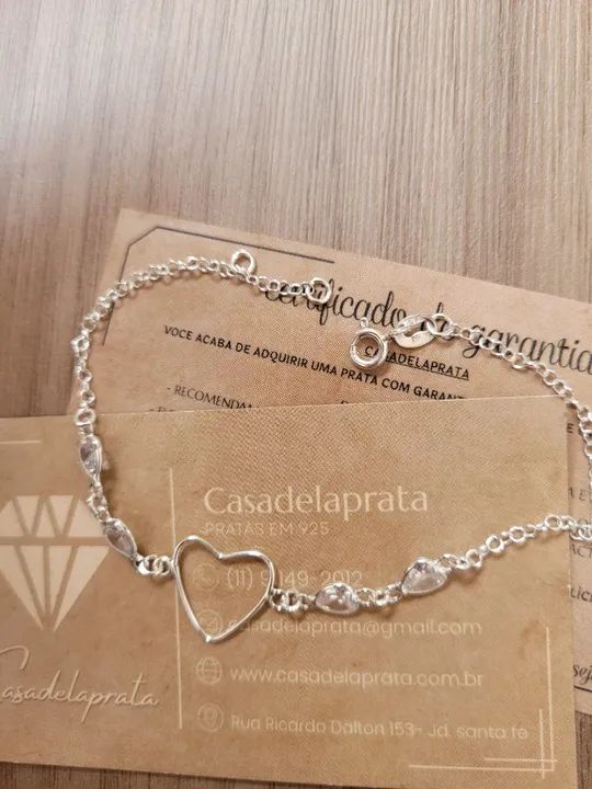 Pulseira feminina de coração vazado em prata 925 com pedras
