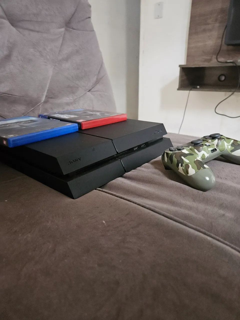 Playstation 4 (PS4 FAT) com dois jogos e dois controles - Foto 4