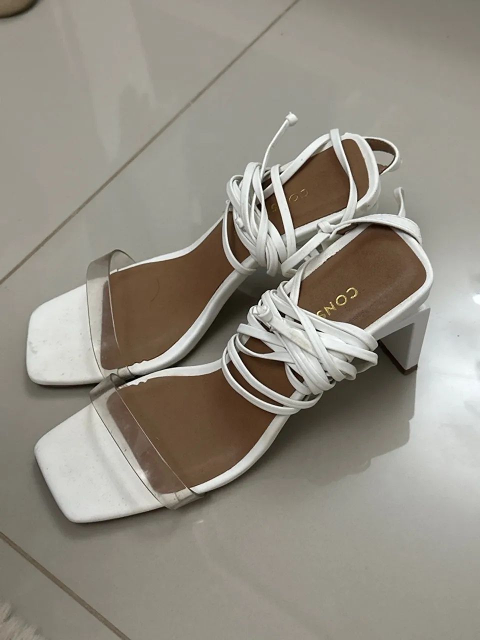 Sandália Feminina Branca com Detalhes em Vinil da Constance 