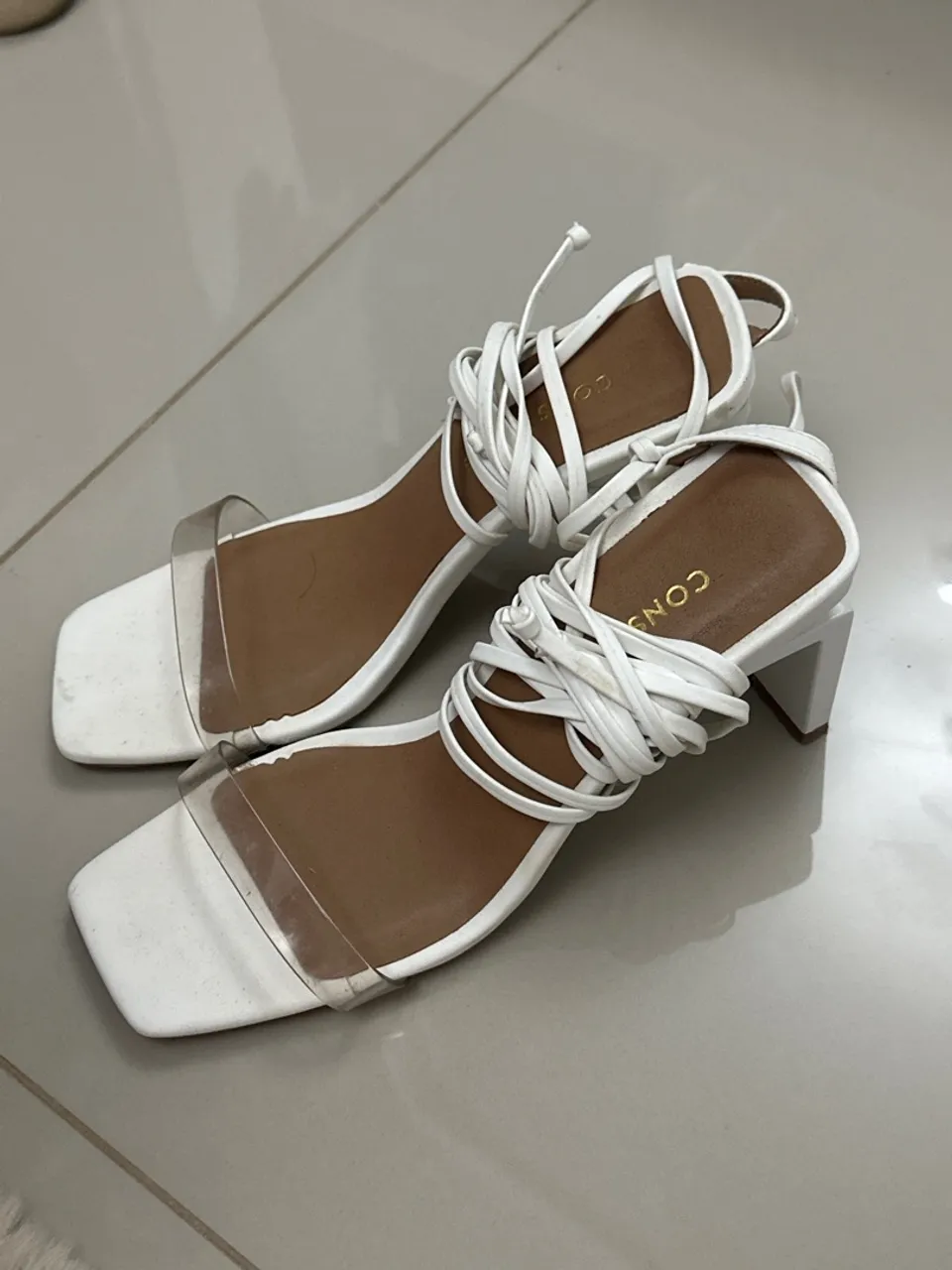 Sandália Feminina Branca com Detalhes em Vinil da Constance