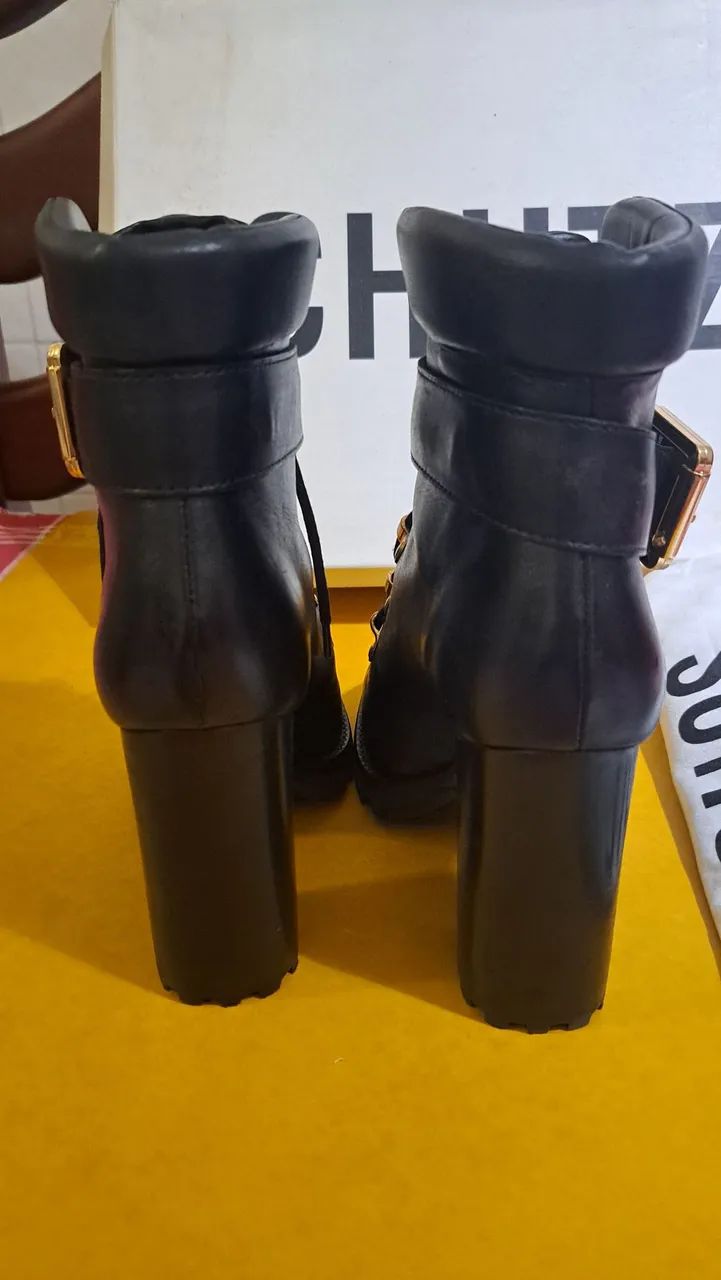 Bota Schutz Tratorada Couro Preta - Foto 3