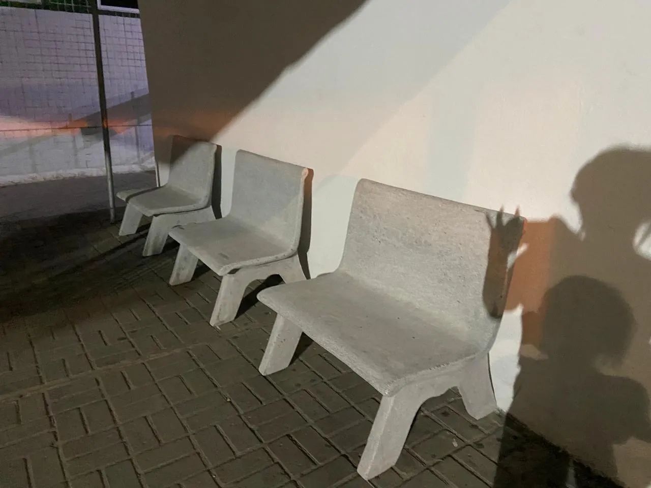 Bancos de concreto e mesa com banquetas 480043963955947525
