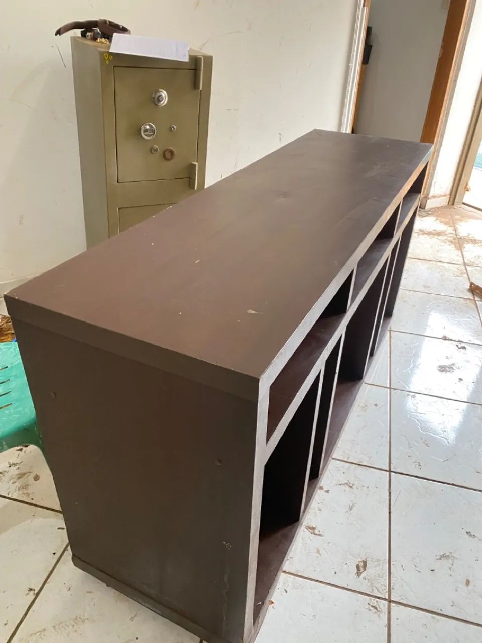 Aparador de madeira mdf na. Cor marrom