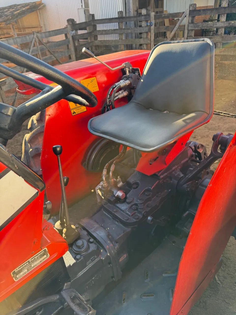 Trator Massey Ferguson 265 com direção hidráulica e freio banhado comando  - Foto 3