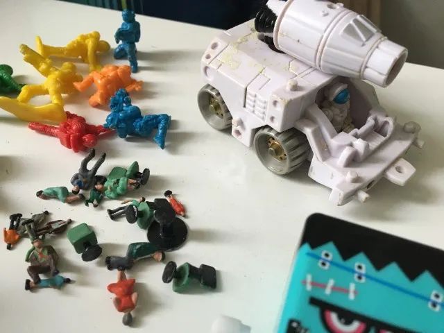 lote com brinquedos e bonequinhos - Foto 3