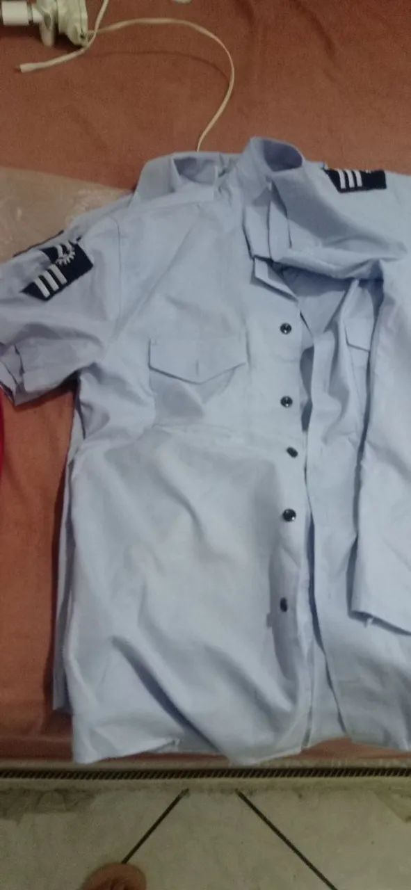 Uniforme aeronáutica, com insígnias de 3°Sgt64303953714307123