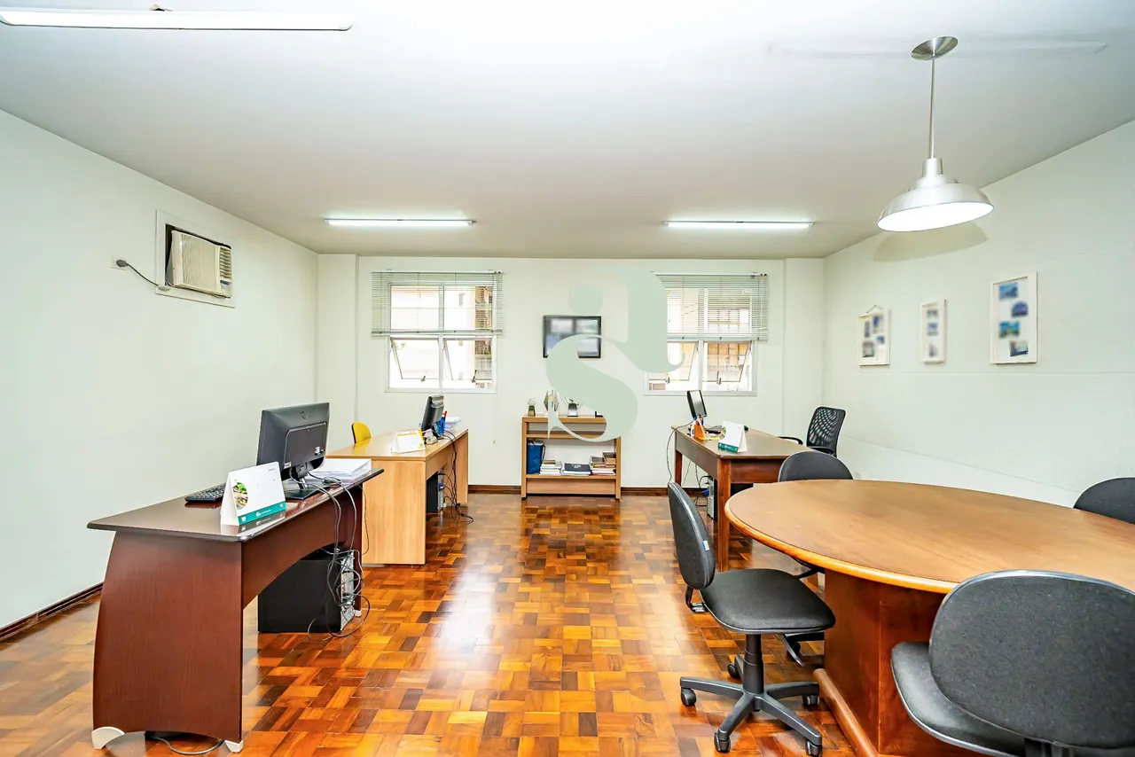 Atenção! Sala comercial à venda no Batel - sala com banheiro e garagem exclusiva e coberta