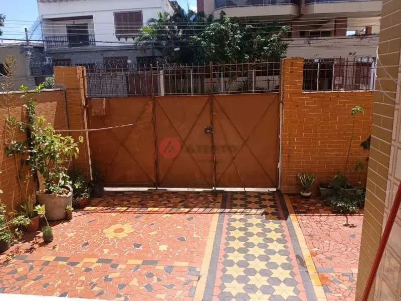 CASA Á VENDA EM VILA PENHA