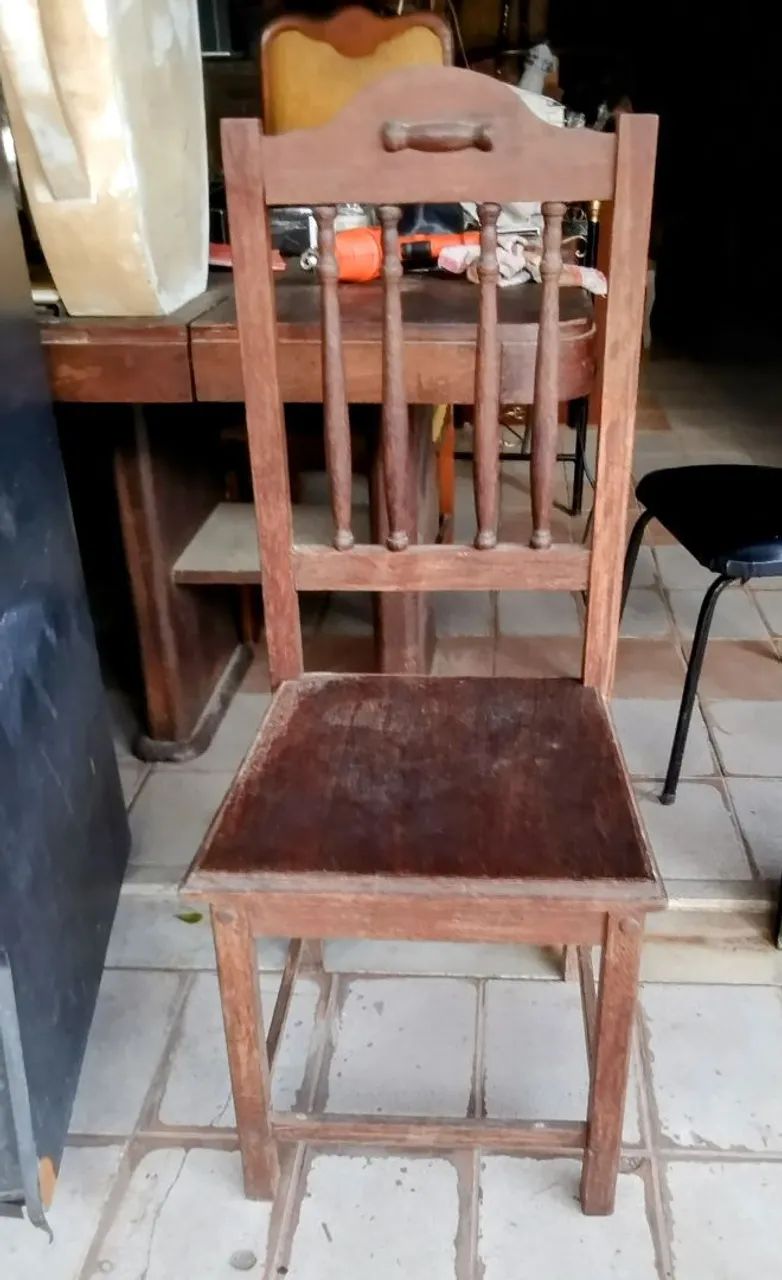 Cadeira em madeira maciça antiga 