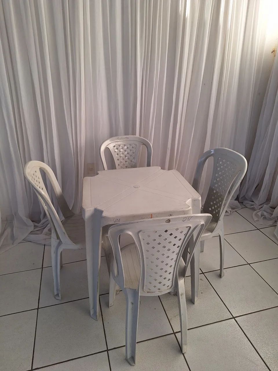Vendo: 14 Mesas, 10 Tampos em madeira mdf. 