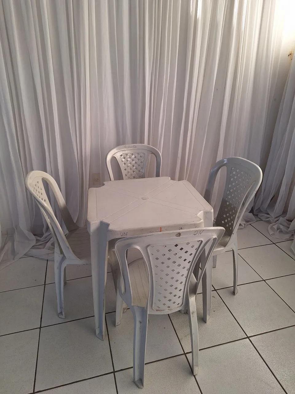 Vendo: 22 Mesas, 78 Cadeiras de plástico branco e 18 Tampos em madeira mdf.
