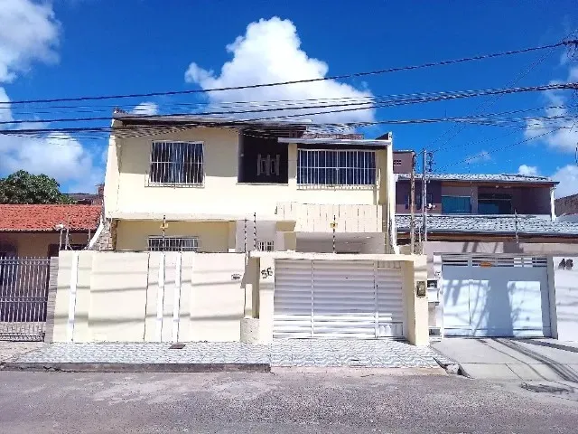 Casa com dois pavimento no Leite Neto, próximo ao Shopping Jardins