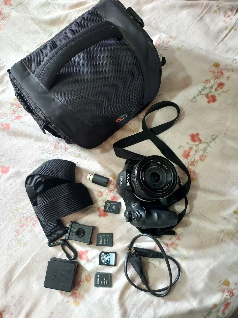 Câmera Sony com Acessórios e Bolsa - Perfeita para Fotos!