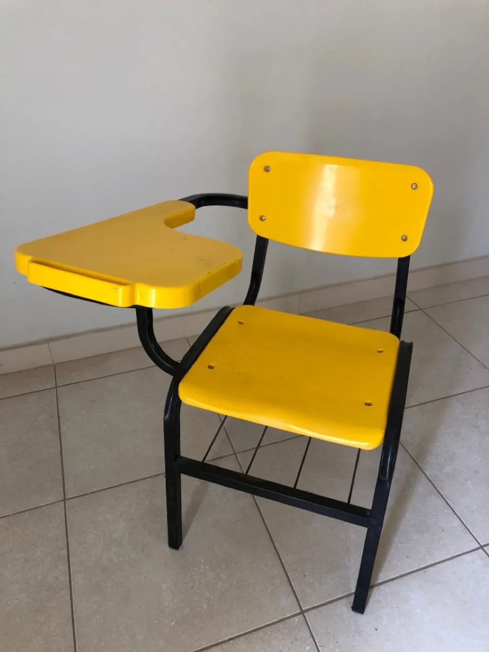 Cadeira Escolar Amarela com Prancheta - Foto 2