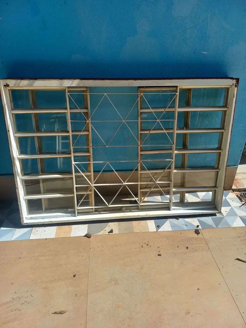 Vendo 3 janelas de 1.50 por 1.00 conservada com grade e vidros lisos barato pra ir logo  - Foto 3