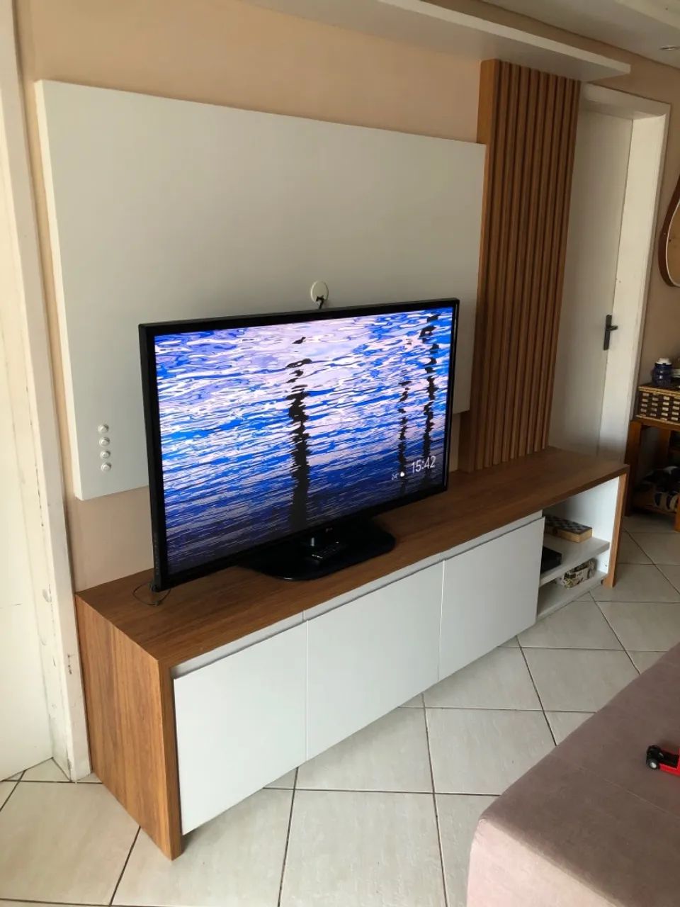 Painel de TV Moderno com Detalhes em Madeira - Foto 3