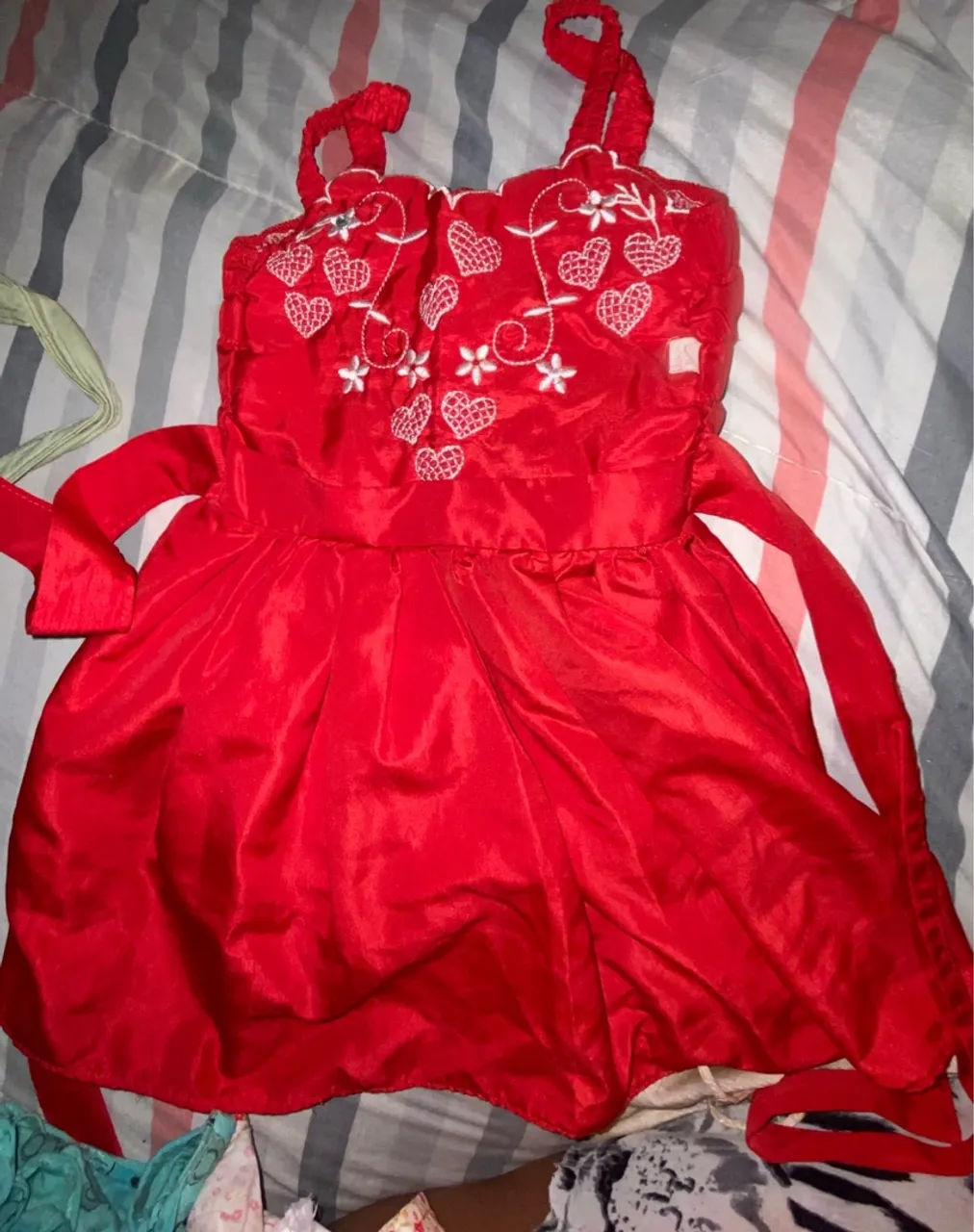 Vestido infantil vermelho com bordado de coração