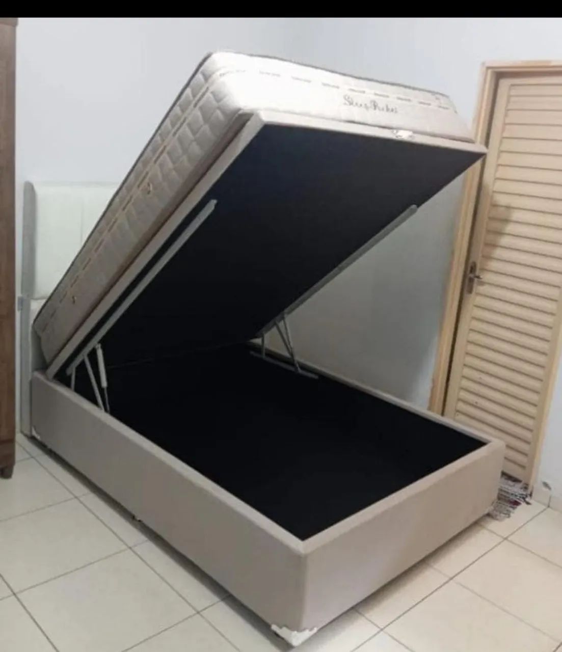 Cama baú na cor bege com colchão confortável