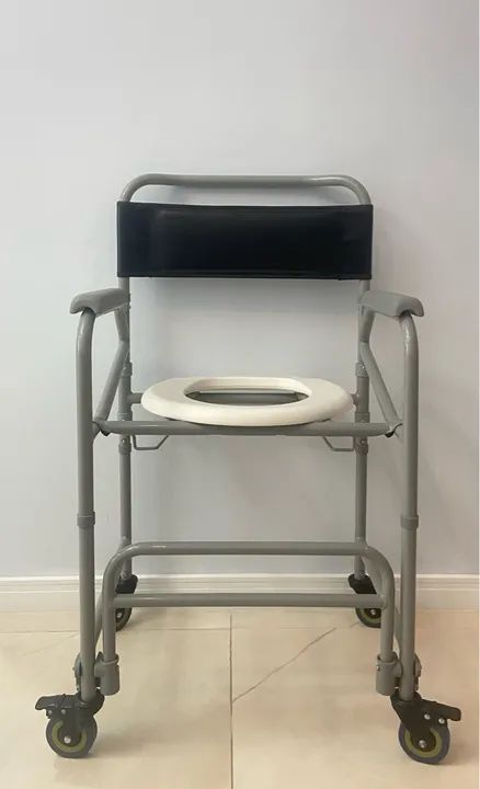 Cadeira de Banho com Rodas - Seminova - Foto 2