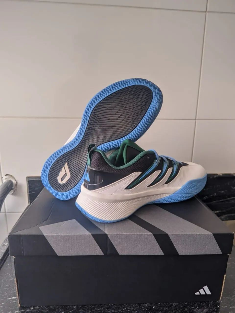 Tênis de basquete/vôlei Adidas Dame Certified 3. Ainda na caixa