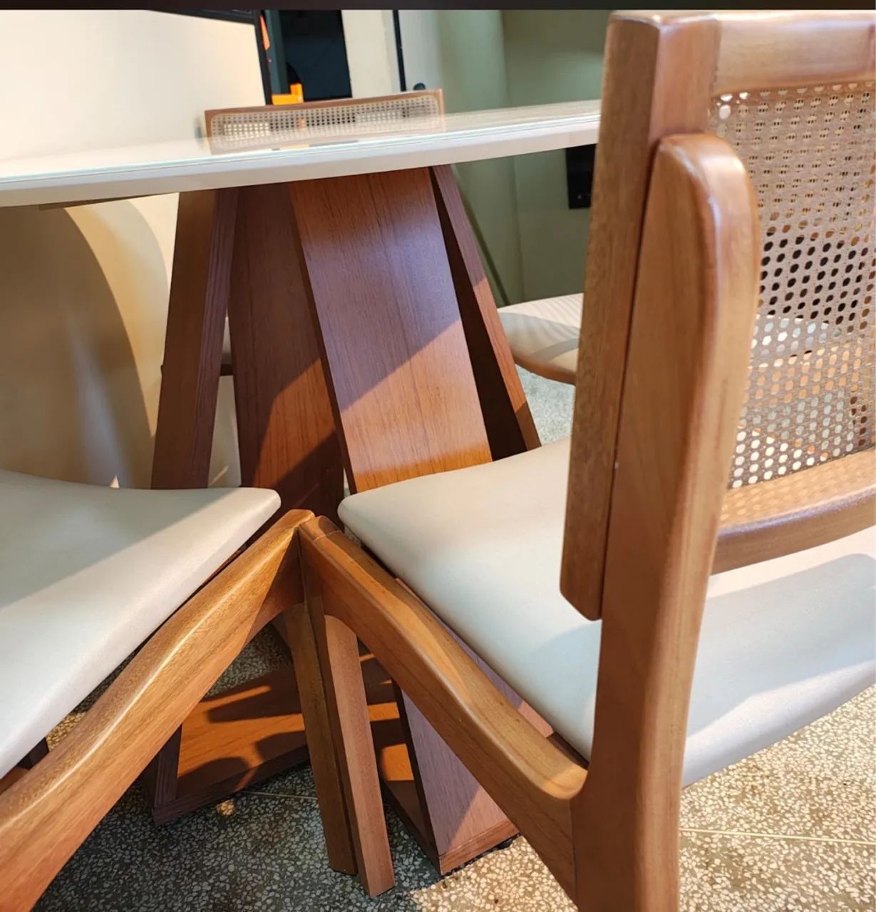 Conjunto Mesa de Jantar Redonda com 4 Cadeiras em madeira  - Foto 3