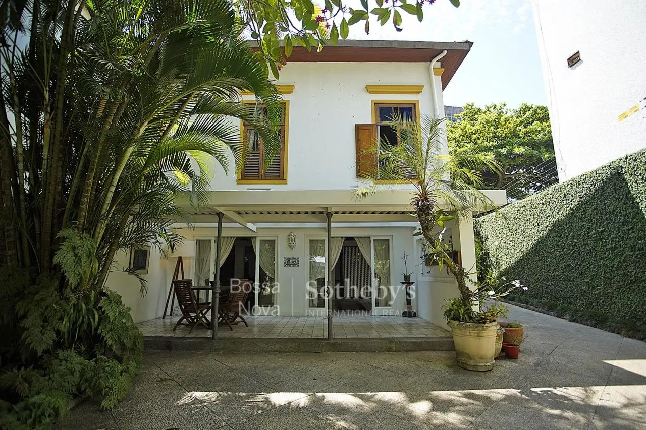 Casa cercada de verde na Gávea