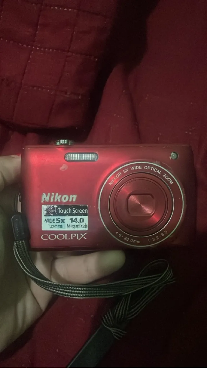 Câmera Digital Nikon Coolpix com Zoom Óptico 5x