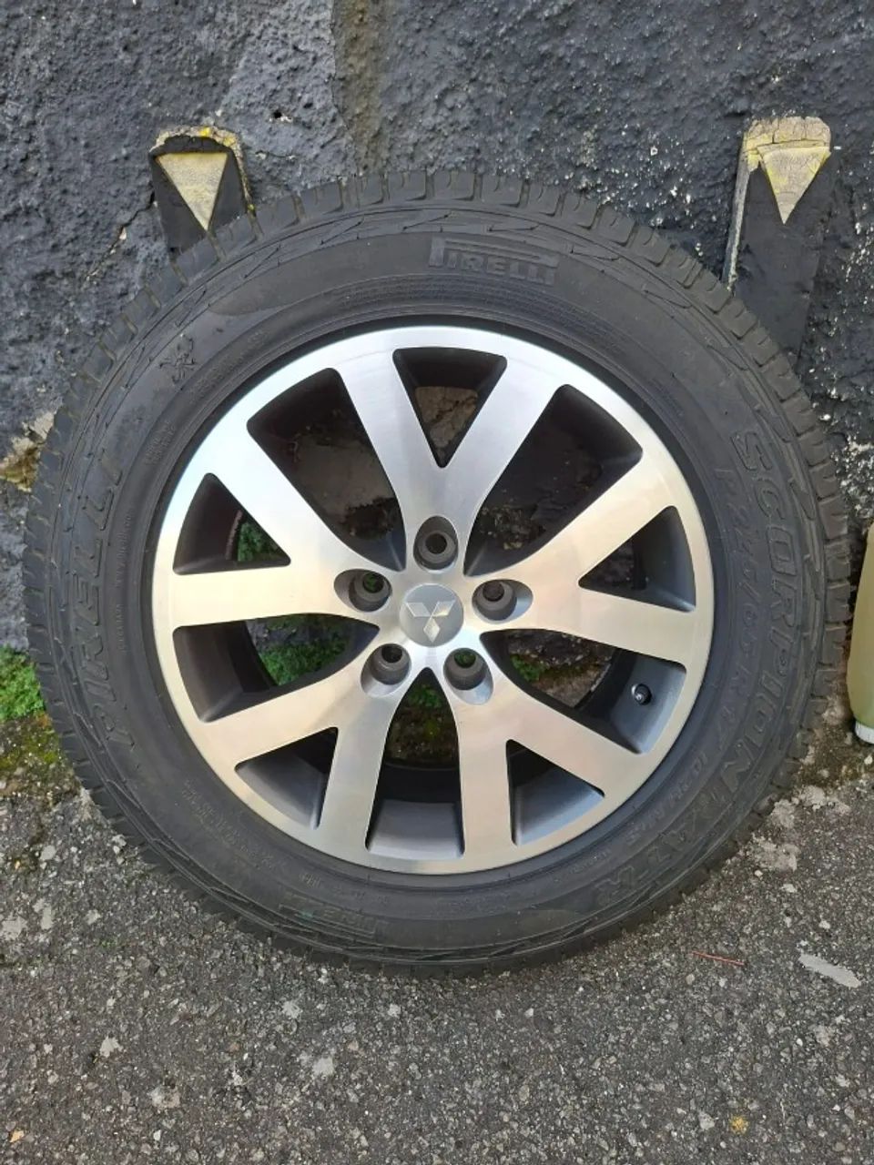Roda com pneu Pajeiro TR4
