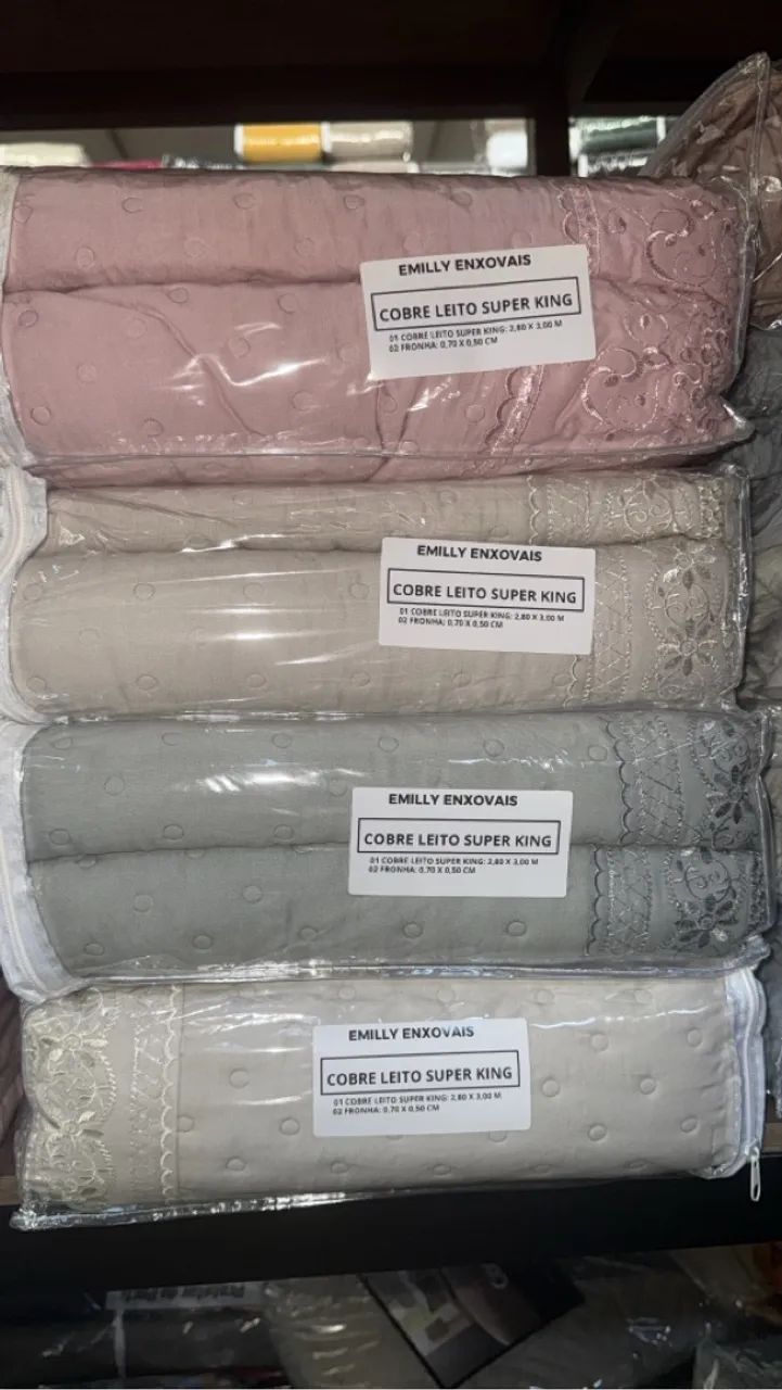 Cama mesa e banho 