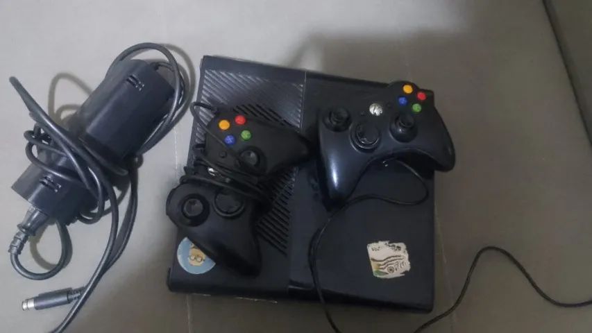 Xbox 360 Super slim 4gb+kinect+2 controles