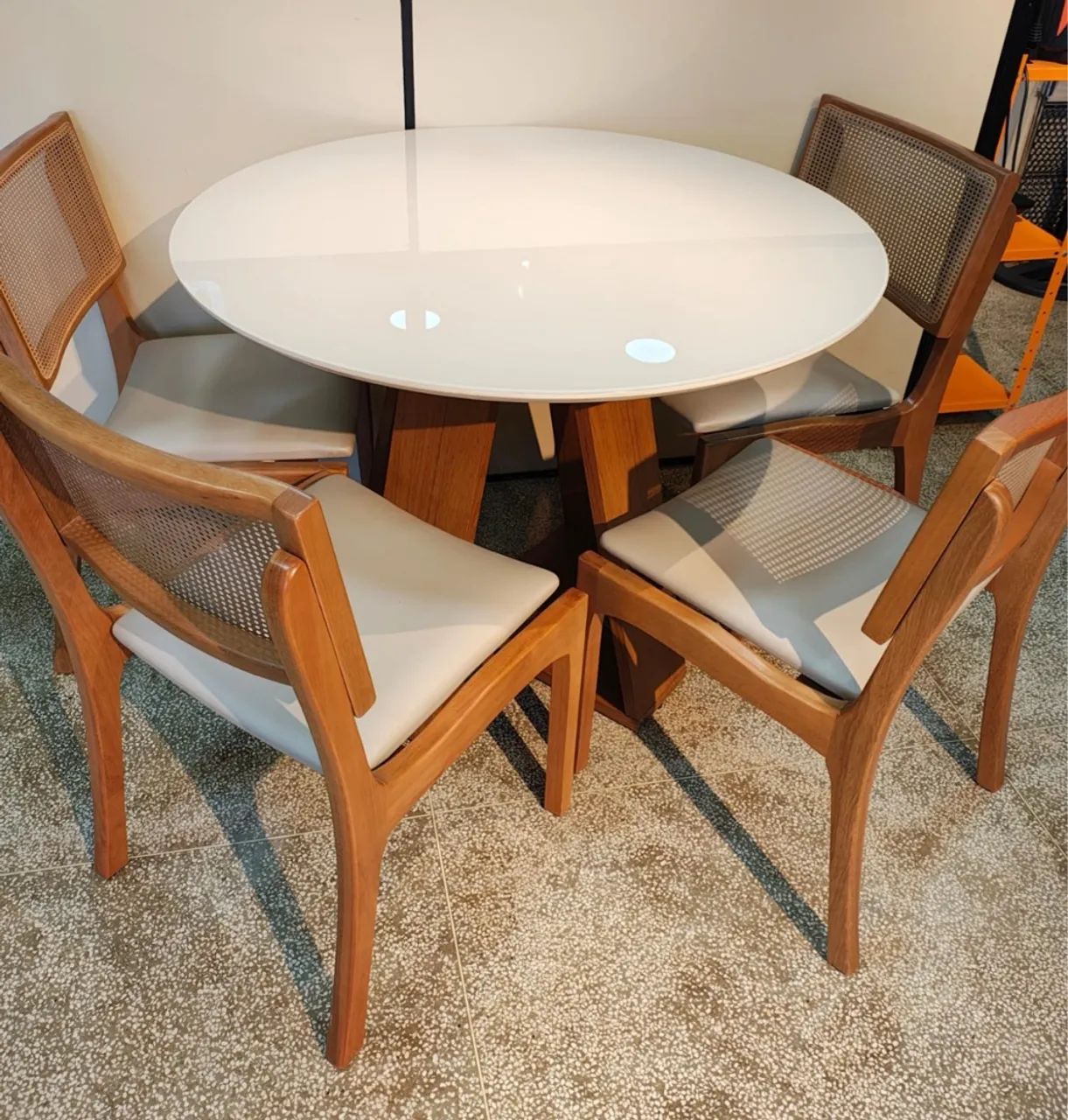 Conjunto Mesa de Jantar Redonda com 4 Cadeiras em madeira 