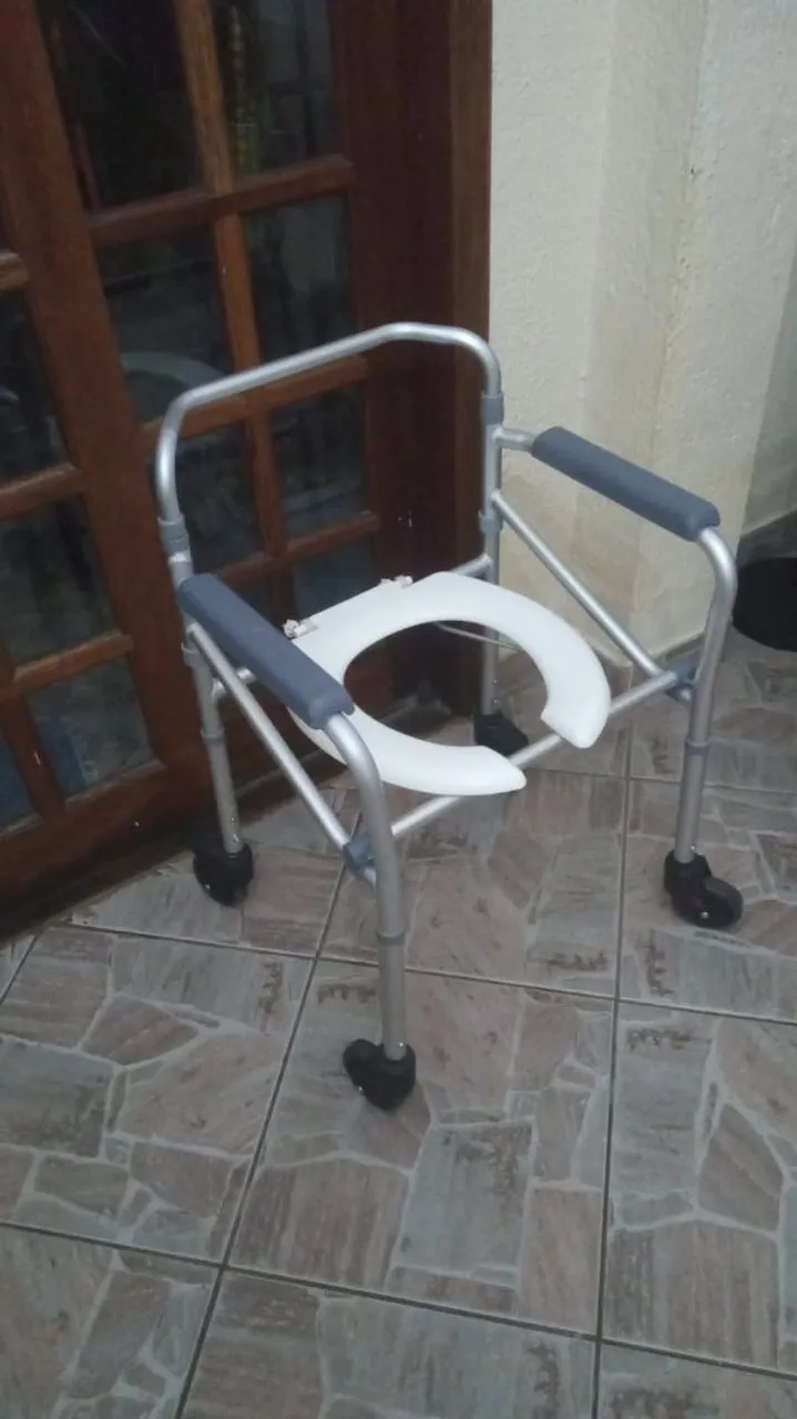 Cadeira com assento sanitário