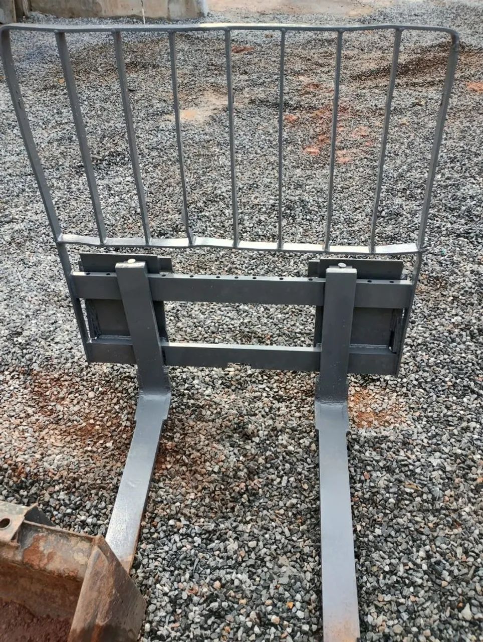 Implemento Garfo palete peça para mini carregadeiras  - Foto 5