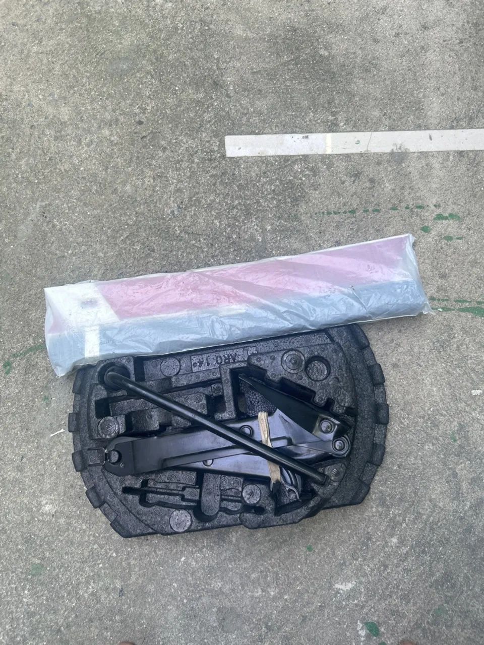 Macaco chave de roda triângulo e isopor do Fiat Mob novo