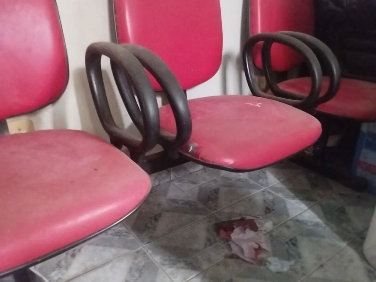 3 Cadeiras Vermelhas - em bom estado sem rasgões  - Foto 3