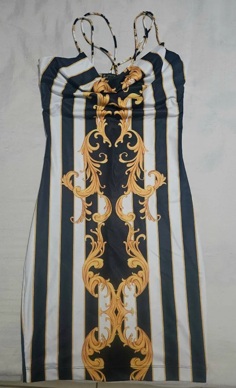 Vestido tubinho listras e detalhes dourados