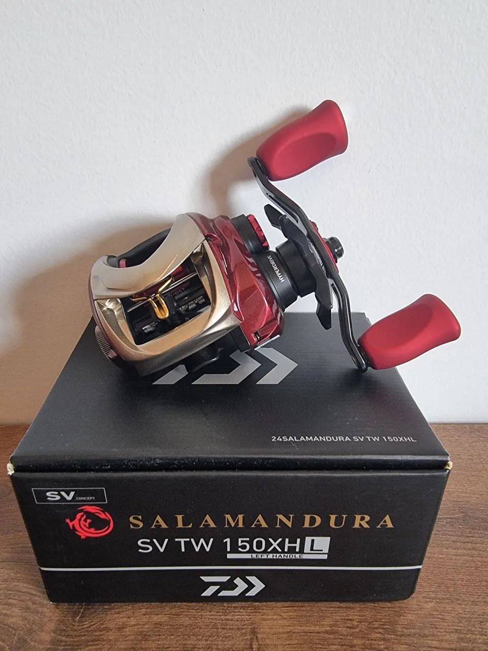 Carretilha Daiwa Salamandura SV TW 150XH L esquerda