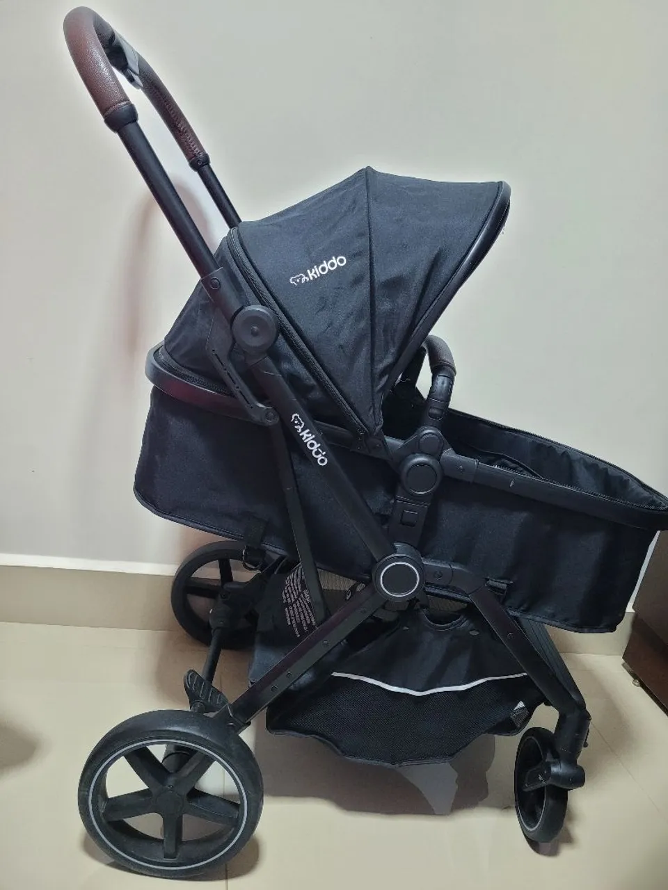 Carrinho de bebê completo com Moisés, bebê conforto e base Kiddo