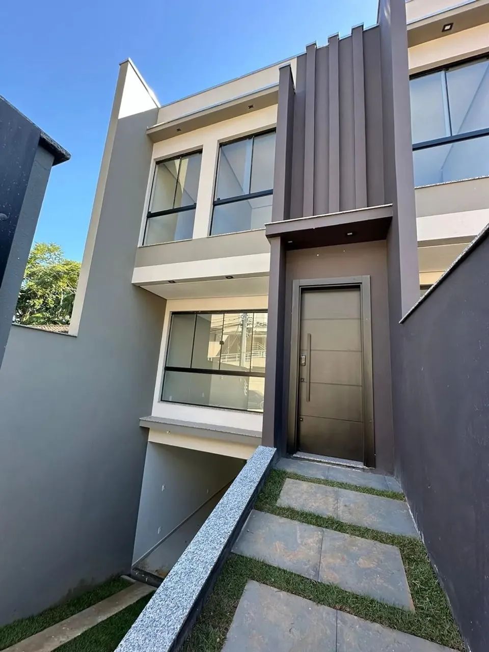 Vendo Lindo Sobrado 03 Quartos, e Piscina, Bairro Água Verde - Blumenau