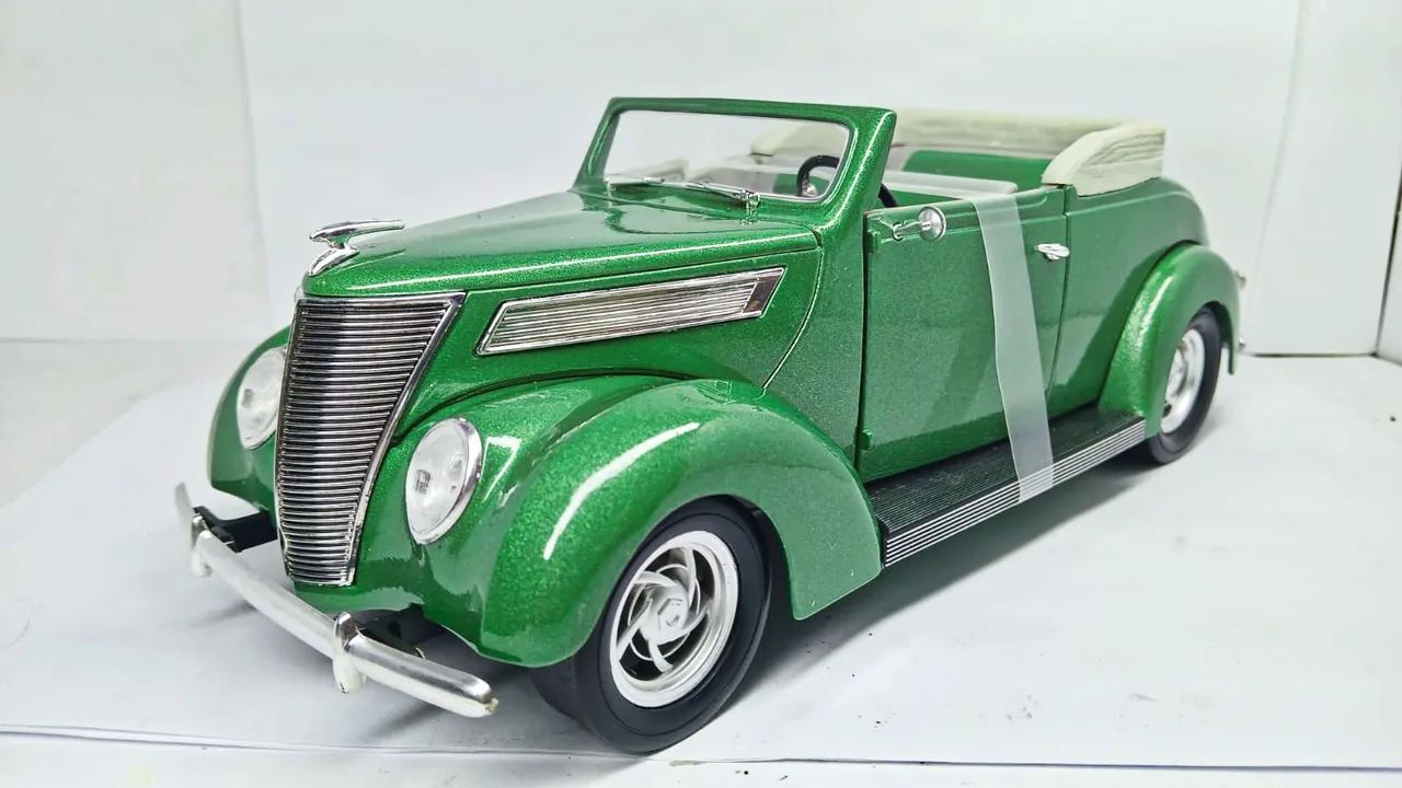 Miniatura Ford 1937 Convertible 1/18