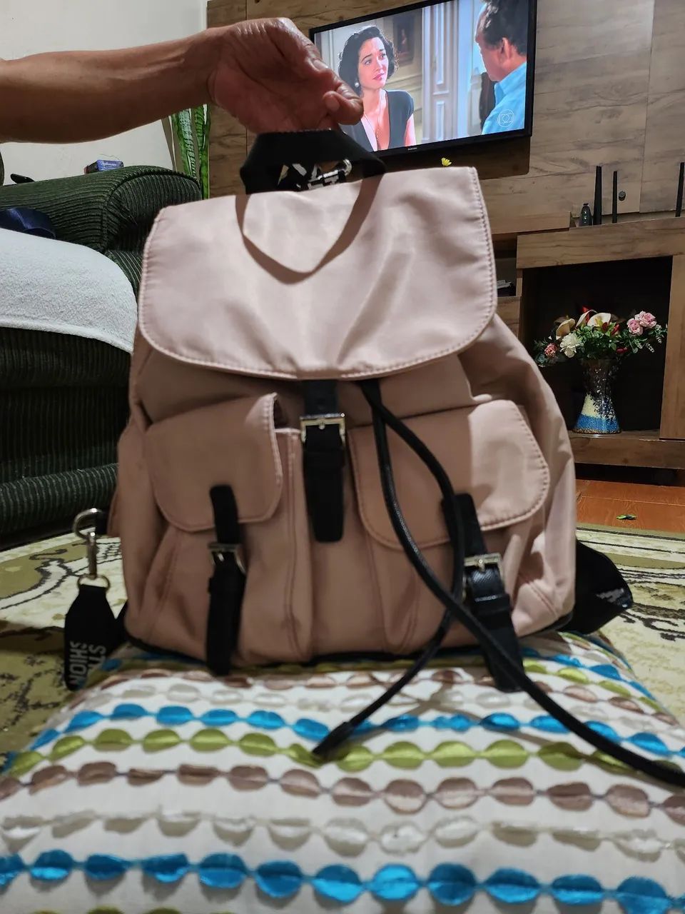 Mochila Rosa com Detalhes em Preto - Foto 3