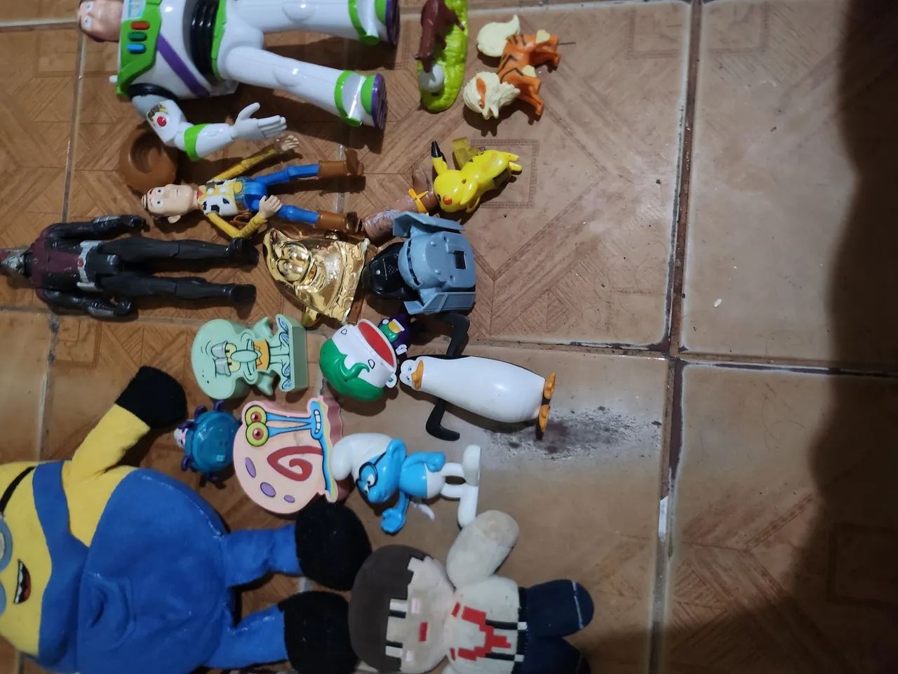 Vendo brinquedos por 150 pois tenho buzz lightyer raro e woody tambem a maioria novo - Foto 2
